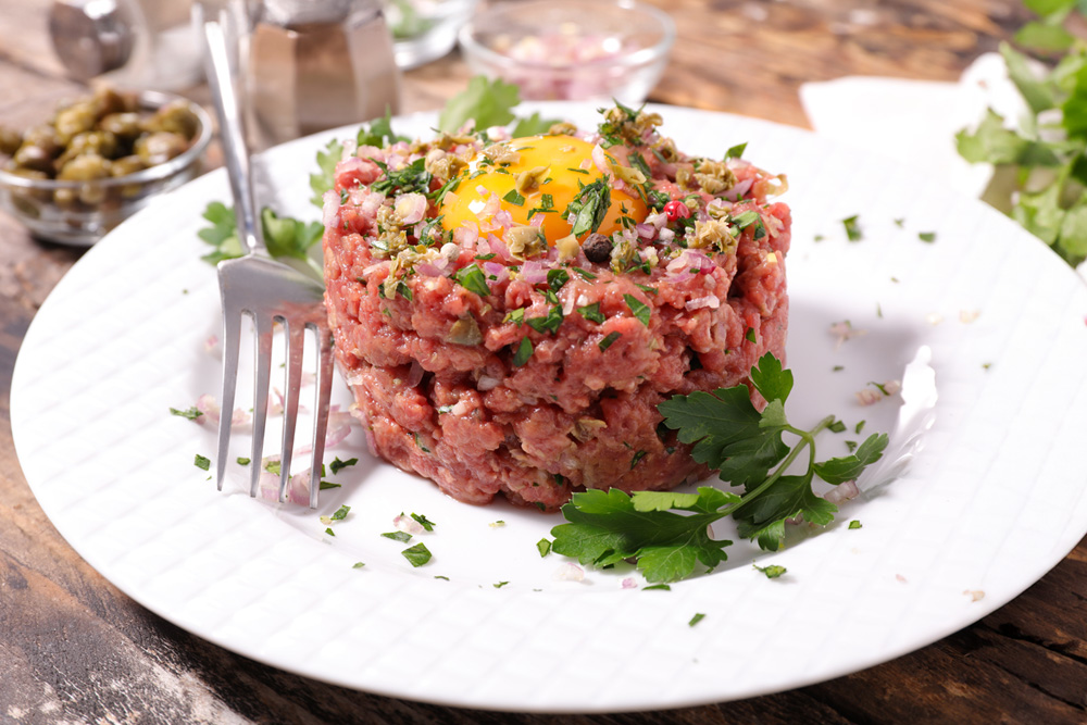 tartare-con-uovo-e-olive-verdi