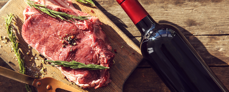 Come abbinare il vino alla carne? Consigli e regole base