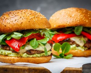 Hamburger con avocado e peperoni